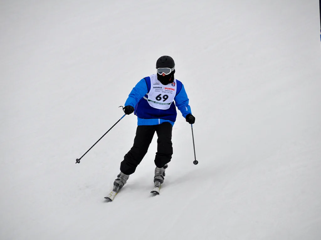 Skifahrerin mit Startnummer 69 in blauer Jacke.